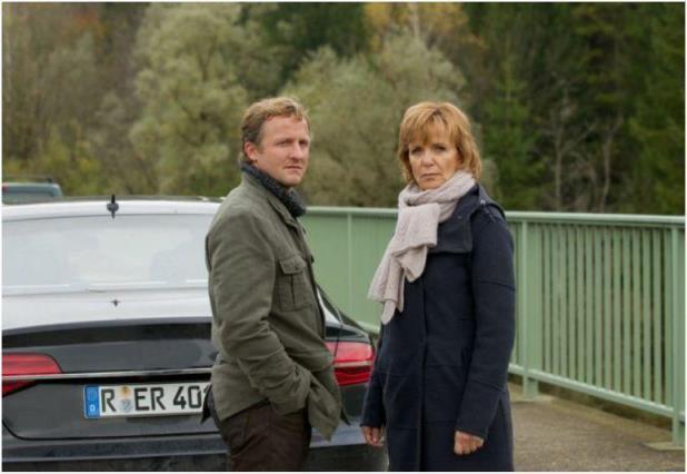 Frster Niemeyer (Maximilian Brckner) und Kommissarin Lucas (Ulrike Kriener). Foto: Bernd Schuller/ZDF