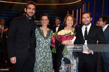 Die Produzenten von Tannbach Max Wiedemann, Sophie von Uslar, Gabriela Sperl und Quirin Berg nach der Verleihung der Blauen Panther beim Bayerischer Fernsehpreis 2015 im Prinzregententheater am 22. Mai 2015 in Mnchen