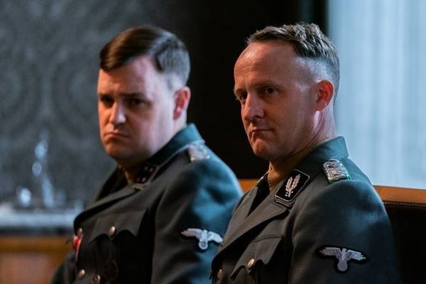 Dr. Eberhard Schngarth (Maximilian Brckner, r.), Dr. Rudolf Lange (Frederic Linkemann, l.) Foto  ZDF/Julia Terjung